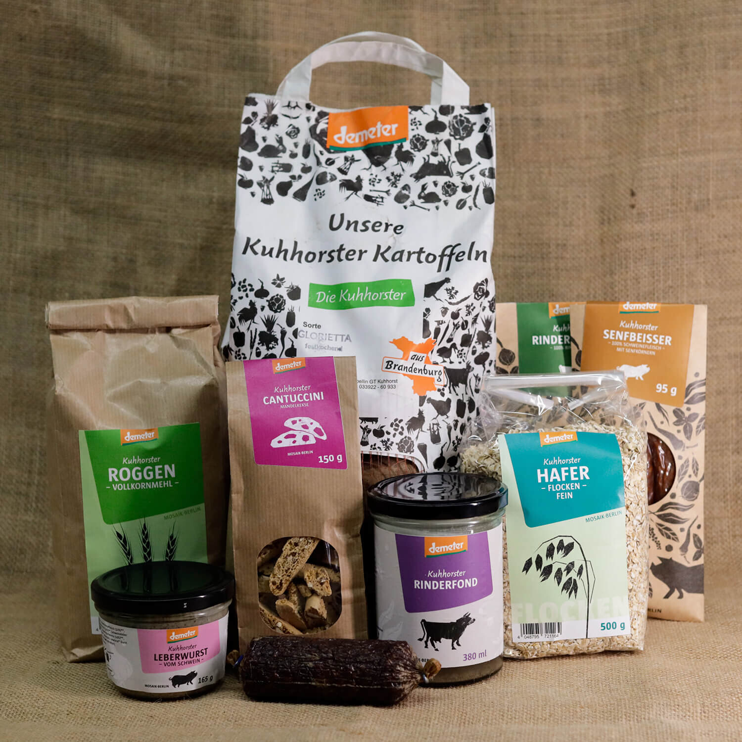 Verschiedene Produkte vom Ökohof Kuhhorst wie Haferflocken, Wurst, Mehl, Kartoffeln, Nudeln