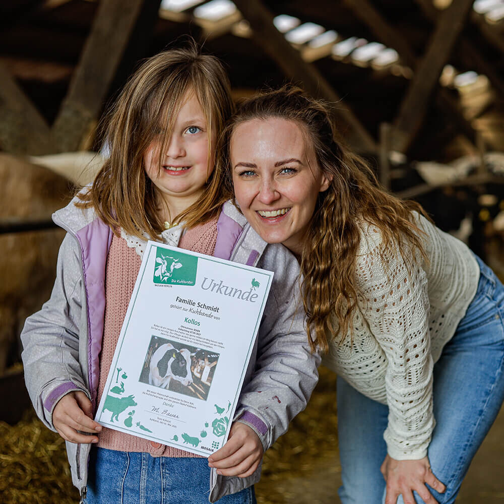 Mutter mit Kind und einer Patenschaft für die Kühe vom Ökohof Kuhhorst