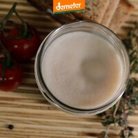 Holzbrett mit Brotscheibe mit Kuhhorster Schweineschmalz