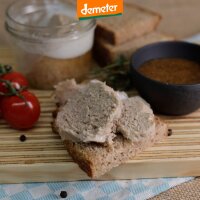 Holzbrett mit Kuhhorster Frühstücksfleisch im Glas, Tomanten und Brot