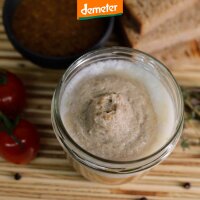 Holzbrett mit Brotscheibe mit Kuhhorster Frühstücksfleisch