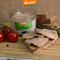 Holzbrett mit Kuhhorster Jagdwurst im Glas, Tomanten und Brot