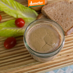 Kuhhorster Leberwurst auf einer Scheibe Brot, dekoriert...