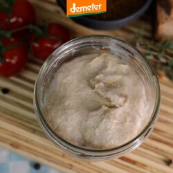 Holzbrett mit Brotscheibe mit Kuhhorster Bierschinken