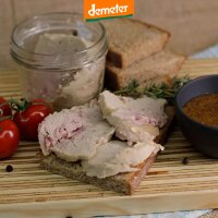 Holzbrett mit Kuhhorster Bierschinkenim Glas, Tomanten und Brot