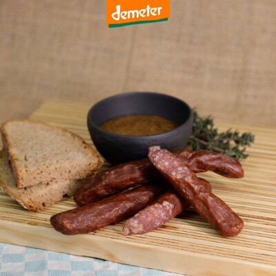 3 Kuhhorster Wacholderbeißer auf Holzbrett