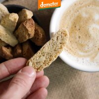 Kuhhorster Cantuccini taucht in einen Kaffee