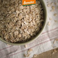 Schale mit Dinkelflocken von oben