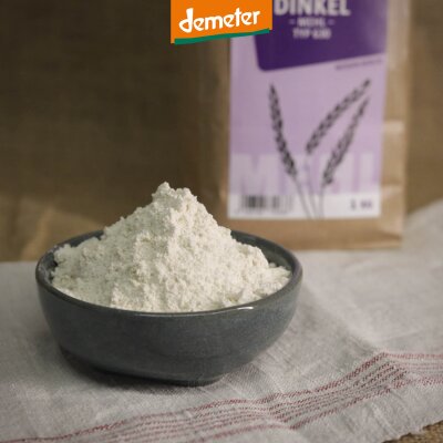 Schale mit Dinkelmehl typ 630