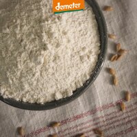 Schale mit Dinkelmehl typ 630 von oben