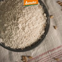 Schale mit Dinkelvollkornmehl von oben