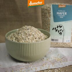 Schale mit Haferflocken fein