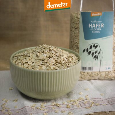 Schale mit Haferflocken kernig