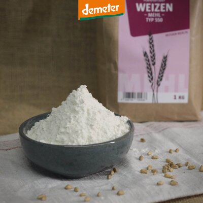 Schale mit Weizenmehl Typ 550