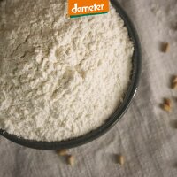 Schale mit Weizenmehl Typ 550 von oben