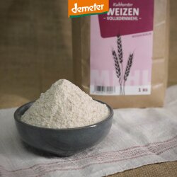 Schale mit Weizenvollkornmehl