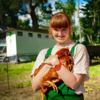 Mitarbeiterin vom Ökohof Kuhhorst hät ein Huhn im Arm