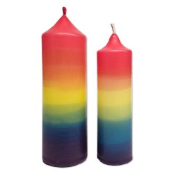 Zwei Kerzen in den Farben des Regenbogens