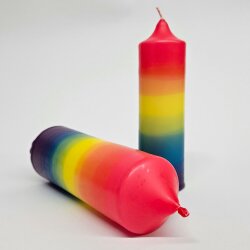 Zwei Kerzen in den Farben des Regenbogens - eine liegend