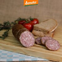 Kuhhorster Knoblauchsalami in Scheiben geschnitten auf Holzbrett