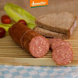Kuhhorster Knoblauchsalami in Scheiben geschnitten auf...