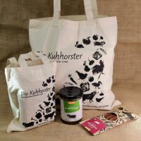Stoffbeutel mit Kuhhorster Muster in zwei verschiedenen Größen gefüllt mit diversen Produkten aus Kuhhorst