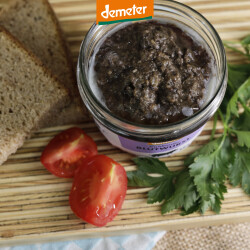 Holzbrett mit Brotscheibe mit Kuhhorster Leberwurst