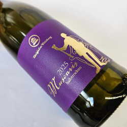 Etikettenansicht Flasche Muscaris 2025er halbtrocken vom...