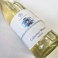 liegende Flasche Cabernet Blanc vom Königlichen Weinberg