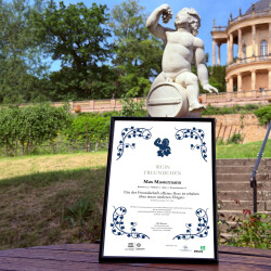 Urkunde Weinfreundchen vor der Bacchus-Figur auf dem...