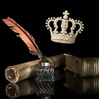 Stilleben mit Feder und Tusche und Krone