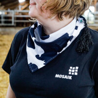 Halstuch mit Kuhfellmuster liegt um den Hals einer Frau