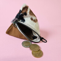 Die Tasche aus Kuhfellimitat ist am Reisverschluss geöffnet. Einige Münzen liegen daneben.